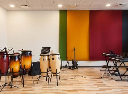 fraster, filt, felt cover, rumafskærmning, roomdivider, akustik, uld filt, inspiration, design, indretning, afskærmning, filtgardin, anne trolles skole